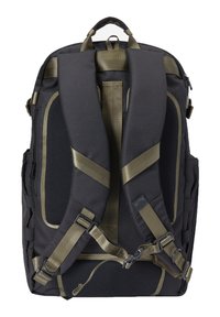 Mochila negra con detalles en verde oliva, correas de hombro acolchadas, paneles de malla, múltiples bolsillos con cierre y hebillas ajustables.