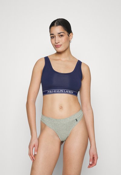 Jūras zila cropped top ar "POLO RALPH LAUREN" joslu; kombinēts ar gaiši pelēkiem, zemas jostas augstuma tanga apakšveļu ar logotipu. Elastīgs audums, cieši pieguļoša forma.