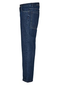 Jean en denim bleu foncé avec une coupe droite, des poches latérales et arrière, et une ceinture brandée visible sur le côté droit.