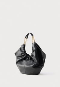 Zwarte leren handtas met geplooide bovenkant, gouden ketting en leren handgrepen, en een klein gouden merklogo aan de voorkant tegen een witte achtergrond.