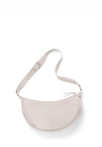 Borsa a tracolla in tessuto grigio chiaro a forma di mezzaluna. Presenta una tracolla regolabile e dettagli di cucitura discreti lungo i bordi.