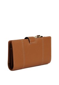 Portafoglio in pelle marrone con finitura testurizzata, dotato di cuciture bianche, una patta anteriore e un dettaglio in metallo dorato per la chiusura.