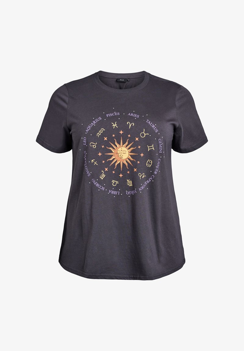 Tmavě šedé tričko s krátkým rukávem, s centrálním motivem slunce obklopeným zlatými a bílými symboly zvěrokruhu. Měkký bavlněný materiál.