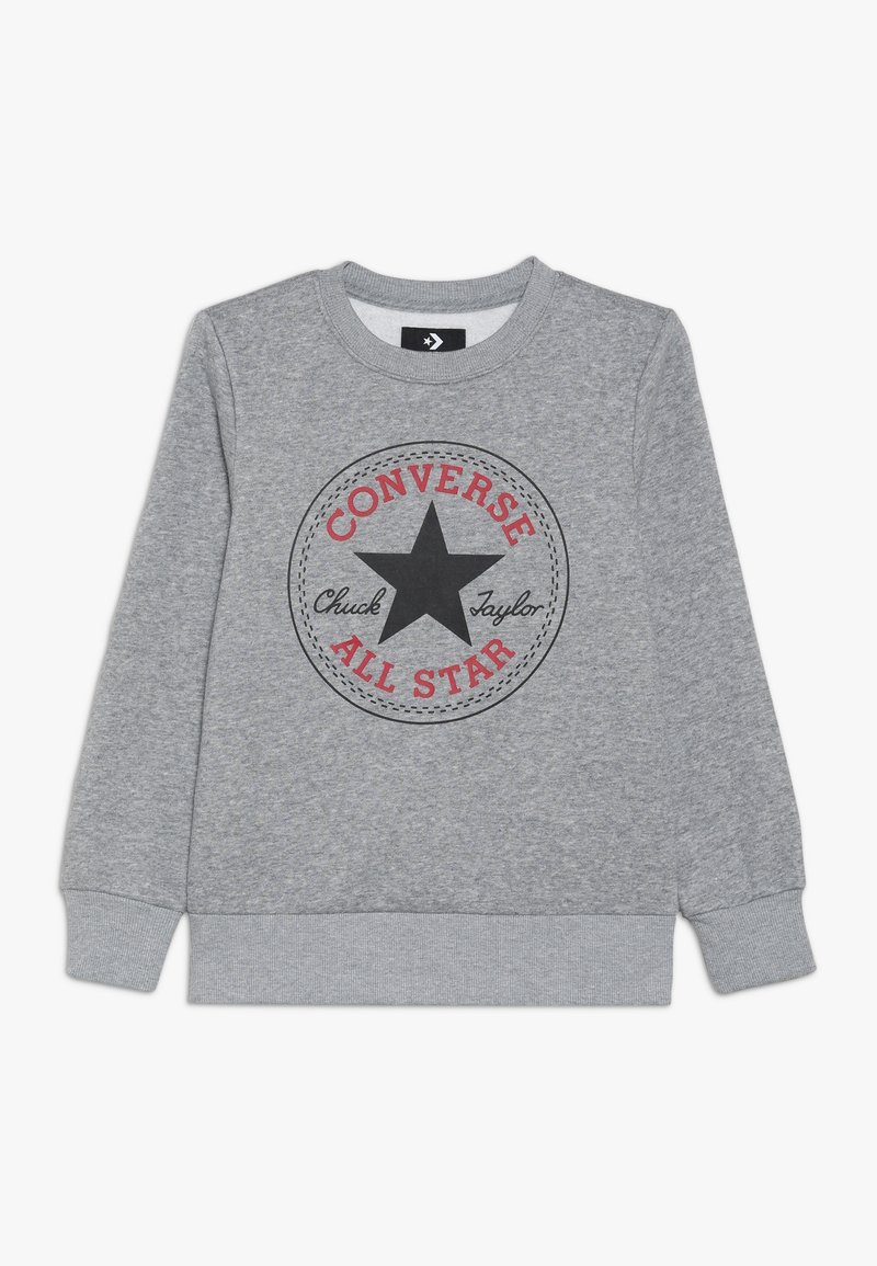 Sudadera gris con un logo redondo en negro y rojo de Converse All Star que presenta una estrella central. Los puños y el dobladillo acanalados añaden textura al diseño.