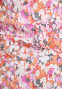 Blumenmusterstoff in den Farbtönen Orange, Pink, Weiß und Grau. Weiche Textur mit leichtem Aussehen, versehen mit mehrfarbigen Sprenkeln.