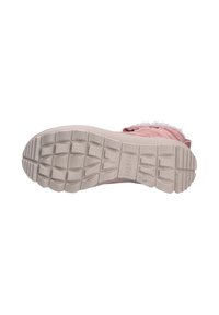 Bota rosa con parte superior de tela texturizada, que cuenta con un forro suave. La suela es de goma beige con un dibujo para mayor tracción.