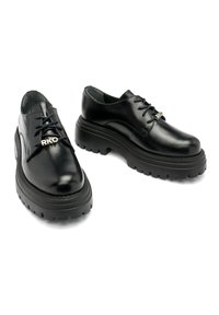 Czarne skórzane półbuty na sznurówki z masywną gumową podeszwą, z podniesioną teksturą i brandingiem "RKO" z boku.