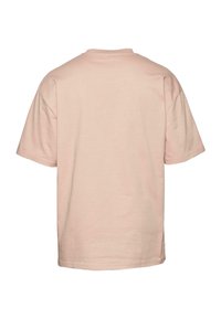 Lyserød bomulds t-shirt med korte ærmer, rund halsudskæring og afslappet pasform. Glat tekstur, ingen synlige mønstre eller udsmykninger.