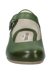 Groene leren Mary Jane-stijl schoen met een afgeronde neus, enkelband en gevoerde binnenzool. Gladde textuur met minimale hardware.