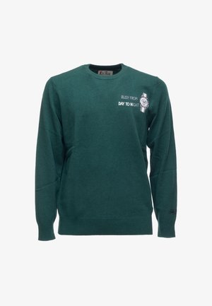 Maglione verde con maniche lunghe, scollatura a girocollo. Presenta il testo "IMPEGNATO DAL GIORNO ALLA NOTTE" e una grafica di un orologio sulla parte anteriore. Tessuto morbido.