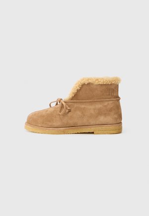 Boots alla caviglia in suede marrone con fodera in pile, dettaglio in pizzo sulla parte anteriore e suola piatta in gomma su sfondo bianco.