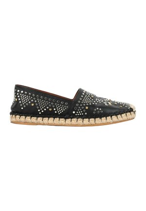 Espadrille noire à enfiler avec des clous argentés et dorés, semelle en jute cousue et bout arrondi, vue de profil sur fond blanc.