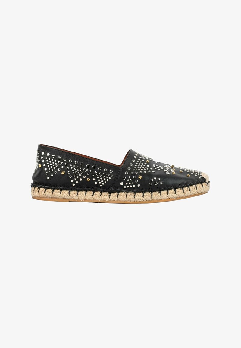 Espadrille noire à enfiler avec des clous argentés et dorés, semelle en jute cousue et bout arrondi, vue de profil sur fond blanc.