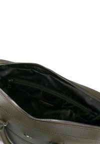 Handtas van olijfgroen leer met een gestructureerd oppervlak, een zilveren ritssluiting, en een zwarte binnenvoering met een extra ritssluitingvak.