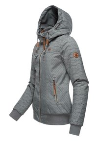 Veste à capuche grise avec un motif de vagues et une texture à pois. Dotée d'accents marron, de poches zippées et de cordons ajustables sur la capuche.