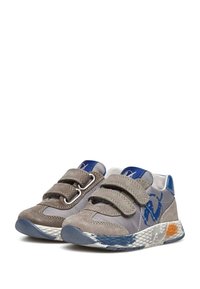 Sneaker grigie e blu con due cinturini in velcro, tessuto a rete, dettagli in camoscio e suola con motivo contenente dettagli arancioni e blu.