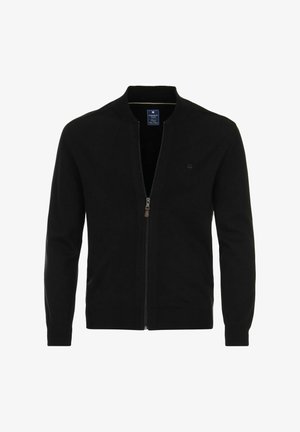 Czarny kardigan na zamek z gładkiego materiału, posiadający prążkowany kołnierz i mankiety, z dyskretnym logo na piersi.