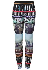 Collants avec une skyline vibrante de New York, motifs style graffiti, formes géométriques, et texte en gras en noir, rouge, violet et orange.
