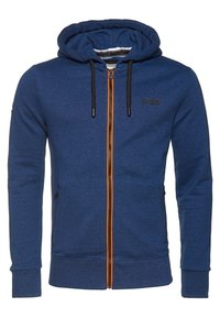 Sudadera con cremallera de color azul marino, con cordones negros, ribete naranja en la cremallera, bolsillos laterales y un pequeño logo en el lado izquierdo del pecho.