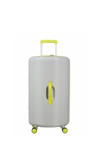 Valise rigide grise avec des rainures texturées, des accents jaunes, une poignée supérieure et quatre roues pivotantes jaunes pour une mobilité aisée.