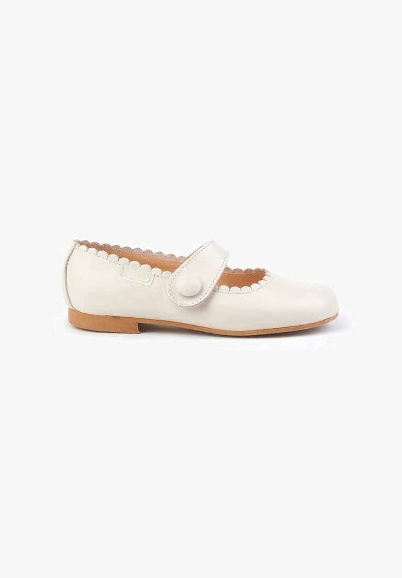 Zapatos Mary Jane de cuero blanco con bordes festoneados y una correa con botón lateral. Suela plana con un diseño sencillo, adecuados para un uso casual.