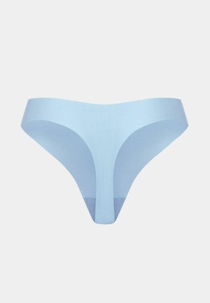 Hellblaue nahtlose Tanga-Unterwäsche vor einem schlichten weißen Hintergrund dargestellt.