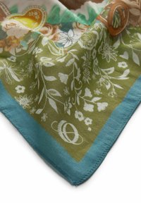 Quadratisches Tuch mit Blumenmustern in Grüntönen, Braun und Türkis, leichtem Material und gerollten Kanten.