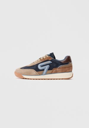 Sneaker bestehen aus einer Mischung aus braunem Wildleder und marineblauem Stoff mit hellblauen Akzenten. Schnürdesign, Gummisohle und abgerundete Zehenform.