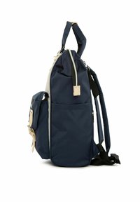 Sac à dos bleu marine au design structuré, avec une poche latérale, des accessoires en métal argenté et des accents crème. Fabriqué en tissu durable avec des bretelles ajustables.