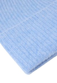 Bonnet tricoté bleu clair avec une texture côtelée, présentant un bord replié et un matériau doux, semblable à de la laine. Forme compacte.