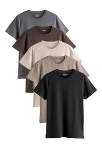 Fünf T-Shirts mit Rundhalsausschnitt übereinander gestapelt. Farben sind Dunkelgrau, Braun, Beige und Schwarz. Hergestellt aus weichem Baumwollstoff mit kurzen Ärmeln.