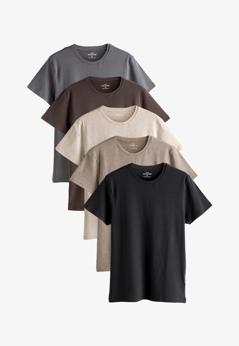 Fünf T-Shirts mit Rundhalsausschnitt übereinander gestapelt. Farben sind Dunkelgrau, Braun, Beige und Schwarz. Hergestellt aus weichem Baumwollstoff mit kurzen Ärmeln.