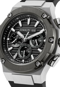 Orologio CERRUTI 1881 con quadrante testurizzato nero, cassa in acciaio inox argentato, tre sottocontatori e cinturino in silicone nero. Accenti esagonali visibili.