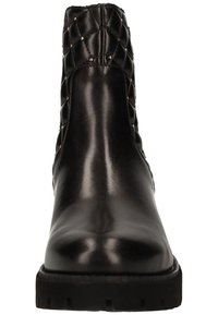 Bottines noires en cuir avec un design matelassé et des clous métalliques, dotées d'une semelle épaisse et d'une texture lisse. Vue de face affichée.