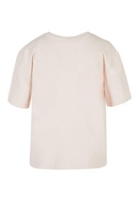 Lyserød bomulds t-shirt med korte ærmer, rund hals og et simpelt design. Glat tekstur, ingen mønstre eller synligt hardware.