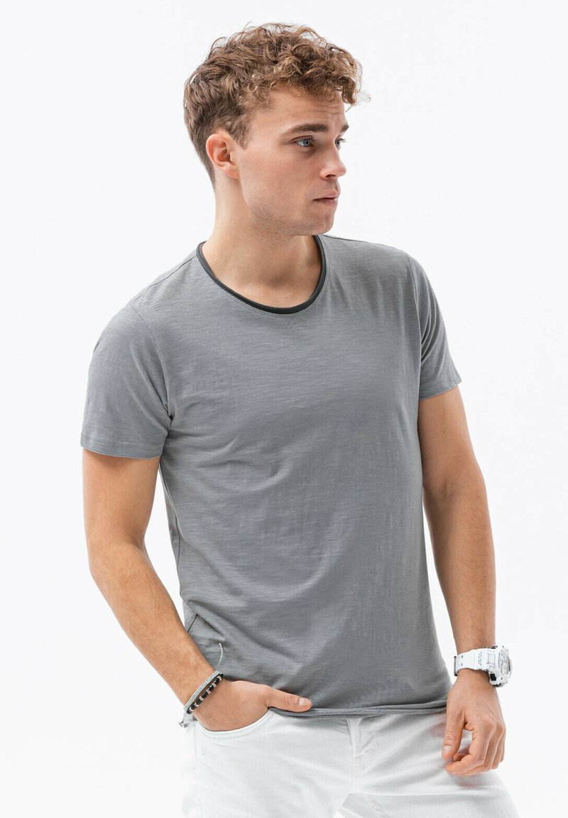 Grå kortærmet t-shirt med rund hals. Har en slim fit, blød tekstur, og sort kontrastkant langs kraven.