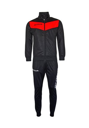 Tuta nera con un accento rosso sulla giacca, design con zip, e logo GIVOVA in bianco sia sulla giacca che sui pantaloni.
