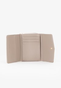 Portafoglio beige chiaro con più slot per carte, un comparto centrale e hardware in tonalità dorata. Texture liscia con bordi cuciti.