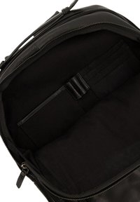 Czarna skórzana torba o gładkiej fakturze. Wnętrze ma gładką czarną podszewkę, miejsce na kartę kredytową oraz zamek błyskawiczny.