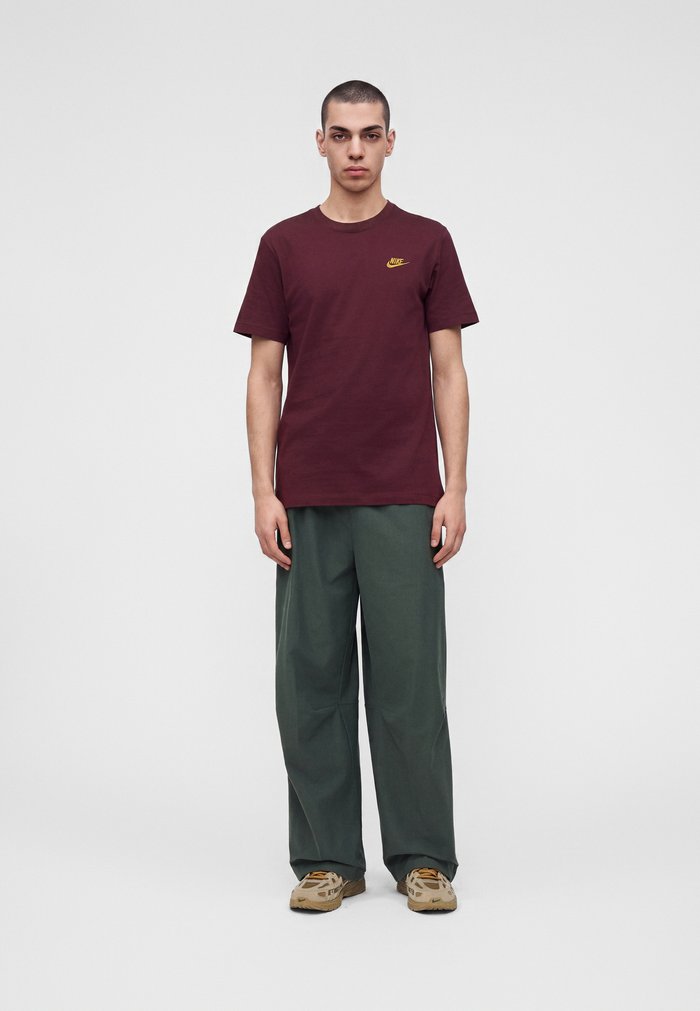 Nike CLUB TEE - Camiseta básica - burgundy crush/metallic gold-coloured