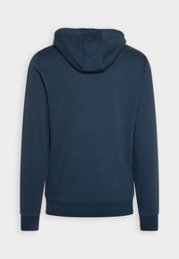 Felpa blu navy in tessuto morbido, con tasca a marsupio, cappuccio regolabile con cordino e polsini e orlo a costine. La vista posteriore mostra un design pulito.