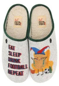 Chaussons gris avec des bordures vertes, ornés du texte : "MANGER DORMIR BOIRE FOOTBALL RÉPÉTER." Un personnage de pomme de terre illustré, portant un chapeau bleu, assis avec du popcorn.
