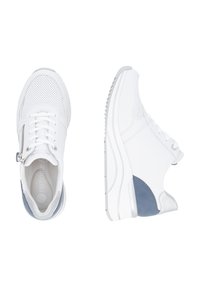 Baskets blanches de sport avec un dessus en maille, un détail zippé sur un côté et un accent en daim bleu contrastant sur le côté latéral.