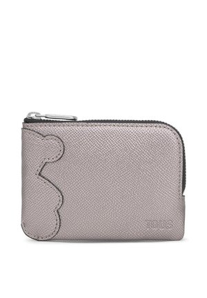 Piccolo portafoglio grigio in pelle testurizzata, con una cerniera superiore e un design cucito a forma di orso sul lato sinistro.