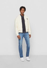 Tommy Hilfiger DENTON NAPLES - Sirgete säärtega teksad - naples