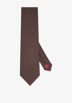 Ciemnoczerwony teksturowany męski krawat z małym geometrycznym wzorem i widoczną metką od wewnętrznej strony na białym tle.