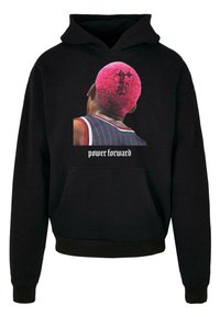 Sort hoodie med et grafisk motiv af en person med lyserøde krøller på forsiden. Teksten nedenfor lyder "power forward." Teksten er hvid og fed.