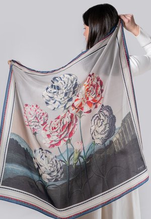 Foulard en soie avec un design floral, comprenant des fleurs roses, rouges et bleues sur un fond de paysage atténué. Bordé d'un contour contrastant.