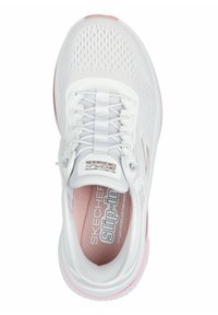 Zapatilla deportiva blanca con una parte superior de malla transpirable, una suela rosa suave, cordones elásticos y una plantilla acolchada etiquetada como "SKECHERS Slip-In."