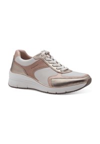 Weiße und metallic-rosafarbene Sneakers mit strukturierten Lederpaneelen, runder Zehenpartie, dicker weißer Sohle und flachen Schnürsenkeln. Mit dezentem Farbabgleich.